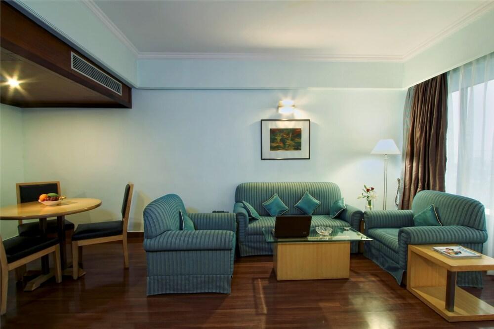 The Piccadily Hotel Lucknow Bagian luar foto