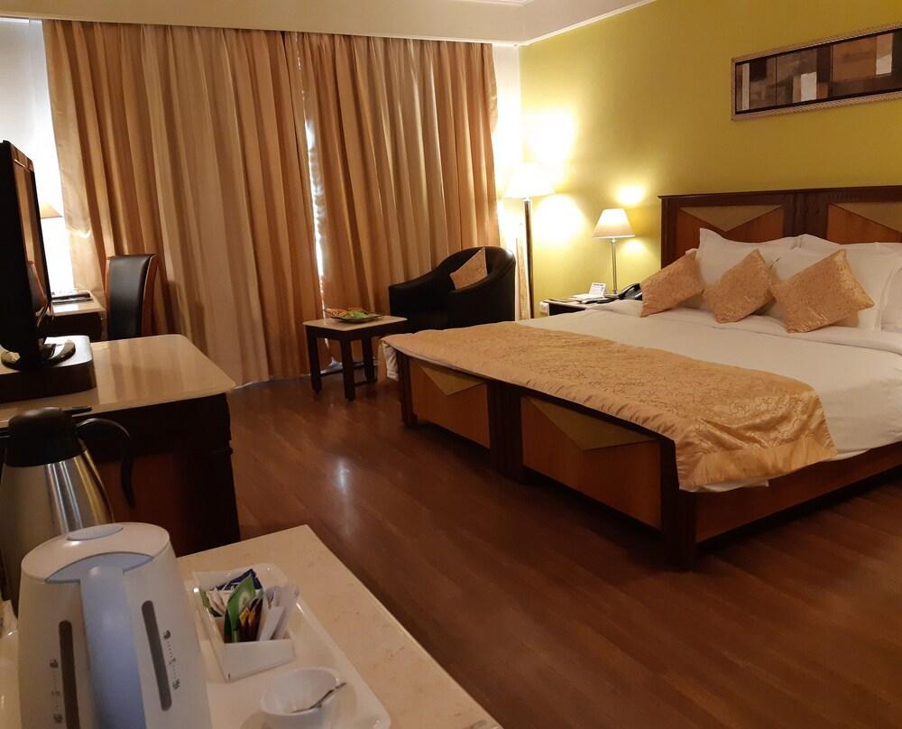 The Piccadily Hotel Lucknow Bagian luar foto