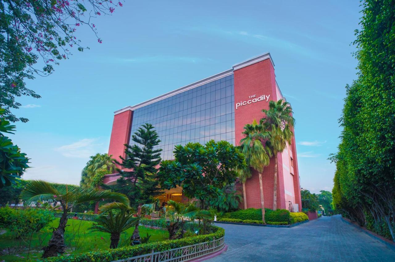 The Piccadily Hotel Lucknow Bagian luar foto