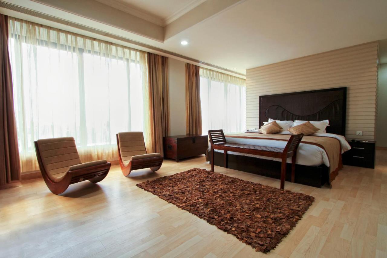The Piccadily Hotel Lucknow Bagian luar foto