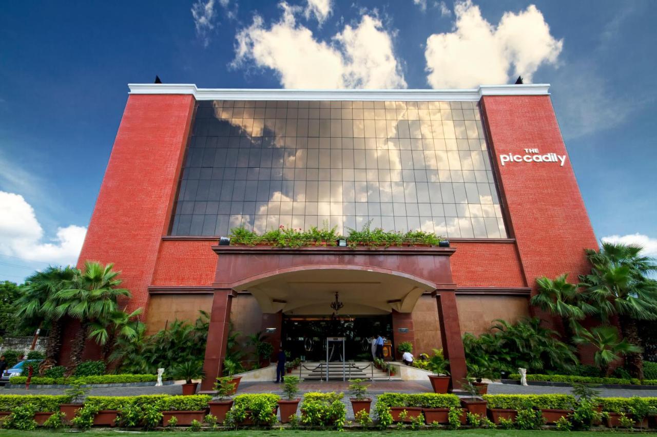 The Piccadily Hotel Lucknow Bagian luar foto