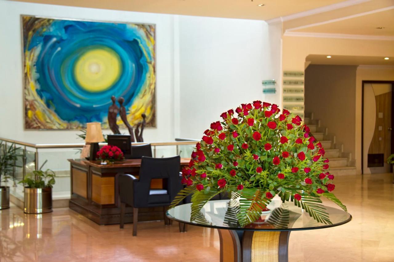 The Piccadily Hotel Lucknow Bagian luar foto