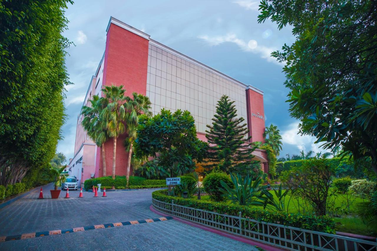 The Piccadily Hotel Lucknow Bagian luar foto