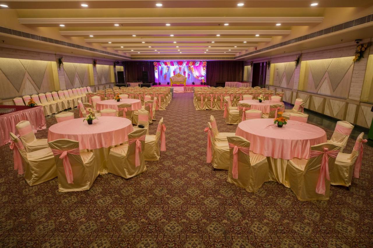 The Piccadily Hotel Lucknow Bagian luar foto