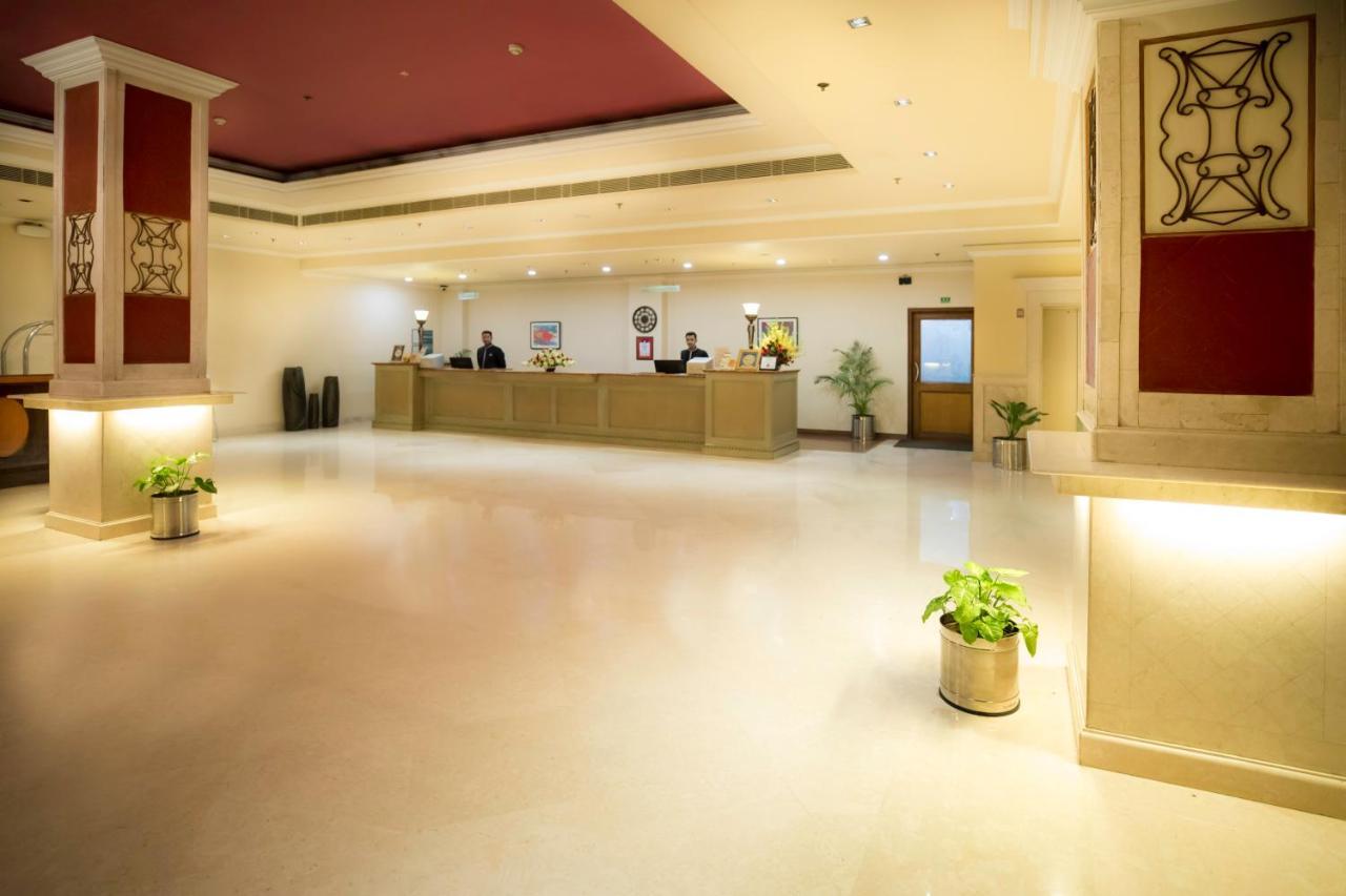 The Piccadily Hotel Lucknow Bagian luar foto