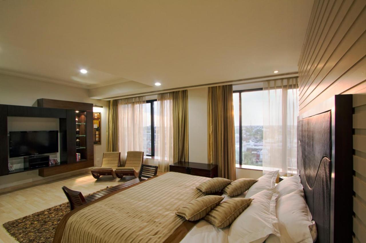 The Piccadily Hotel Lucknow Bagian luar foto