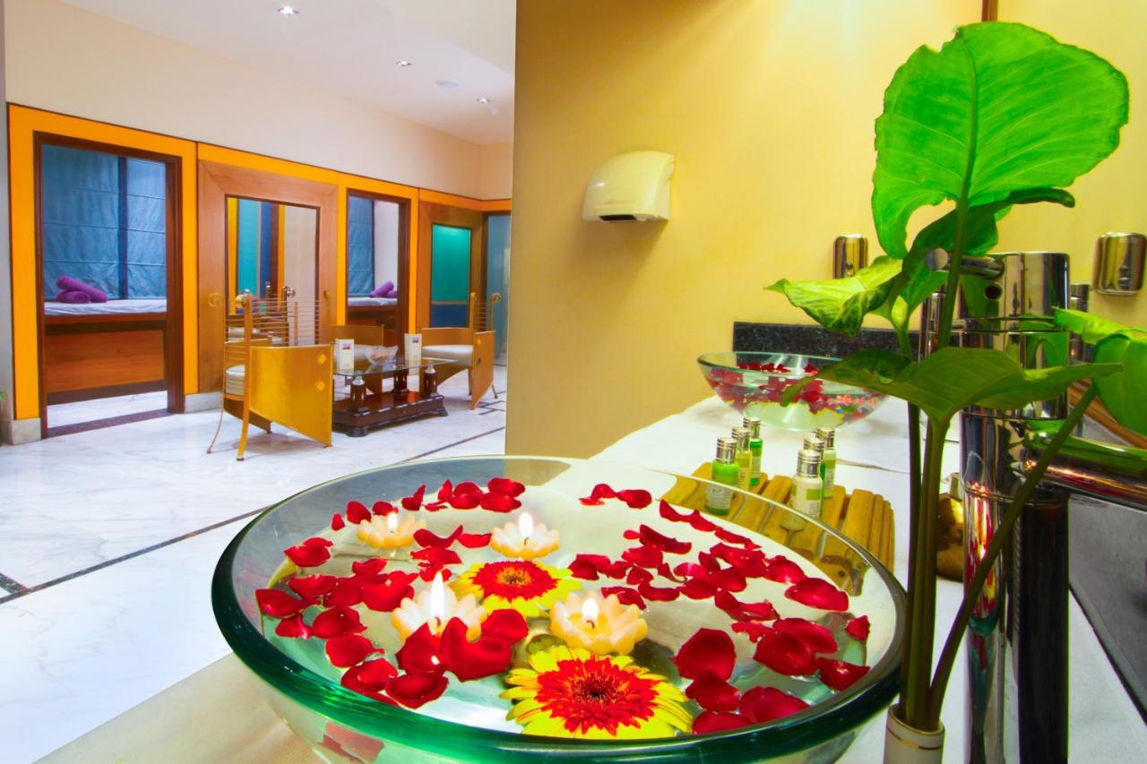 The Piccadily Hotel Lucknow Bagian luar foto