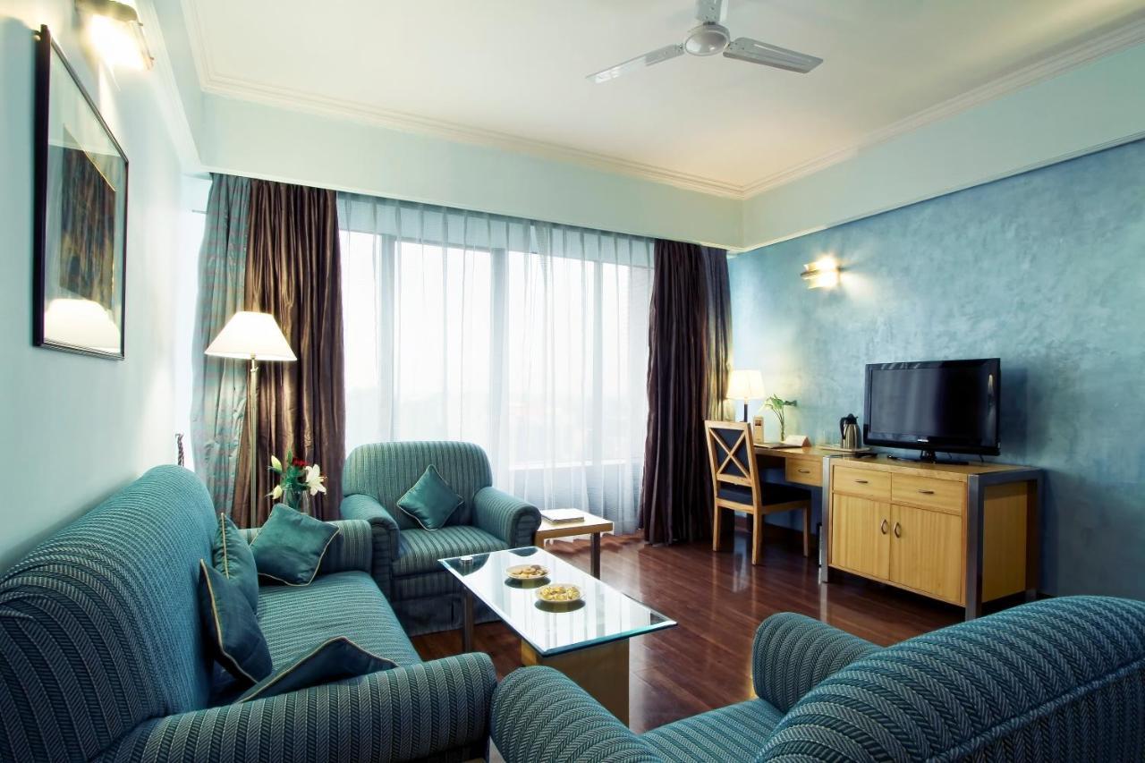 The Piccadily Hotel Lucknow Bagian luar foto