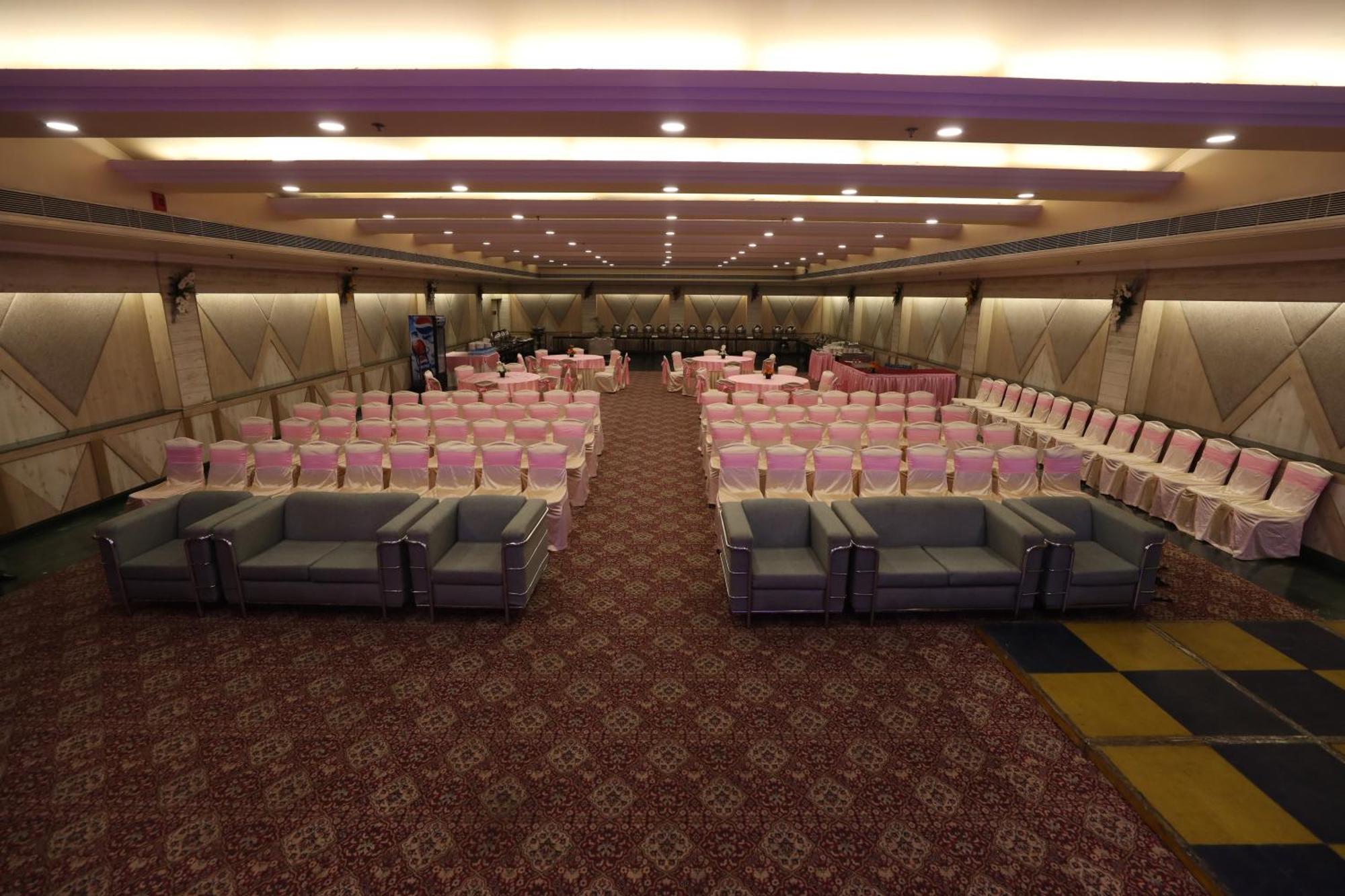 The Piccadily Hotel Lucknow Bagian luar foto