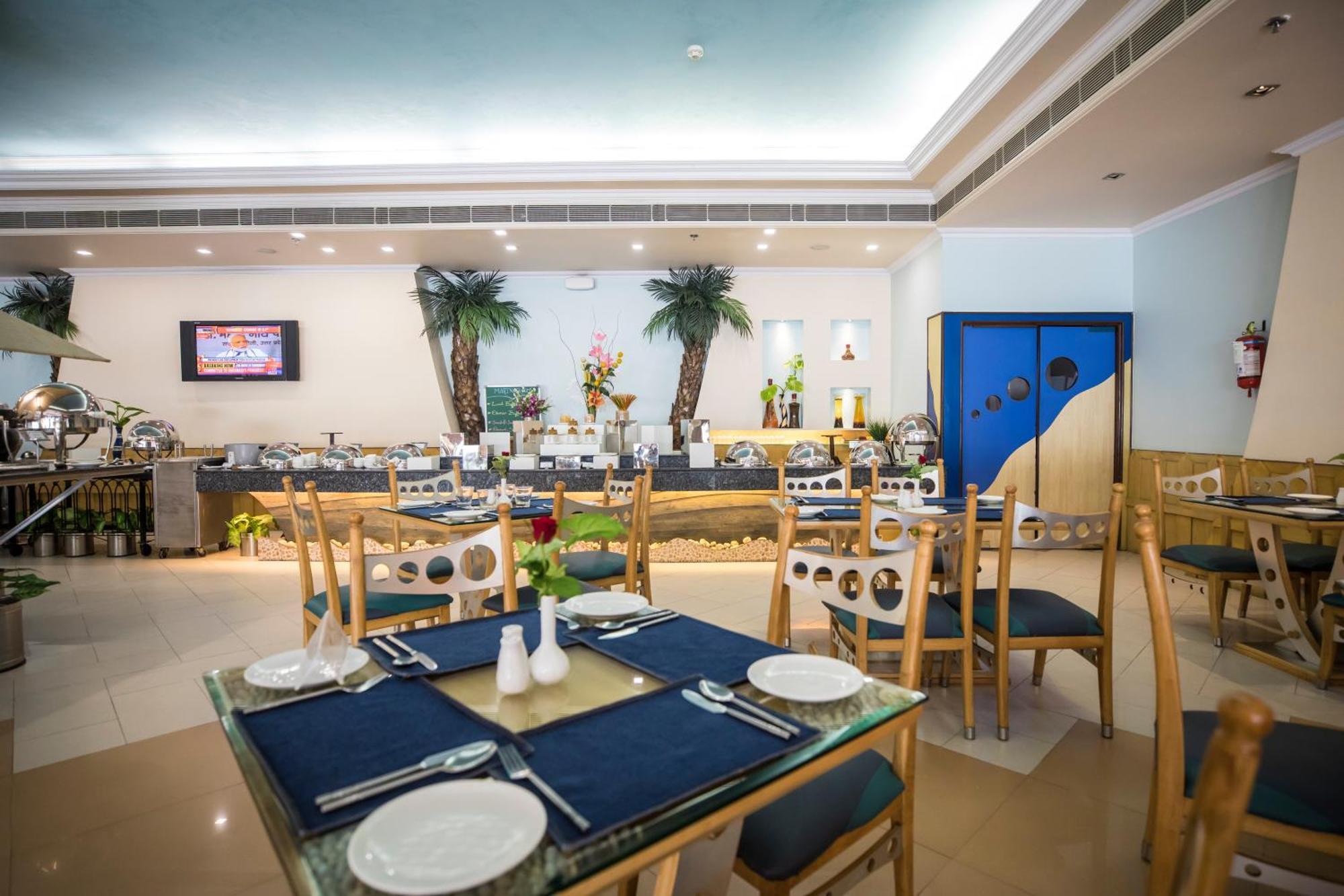 The Piccadily Hotel Lucknow Bagian luar foto