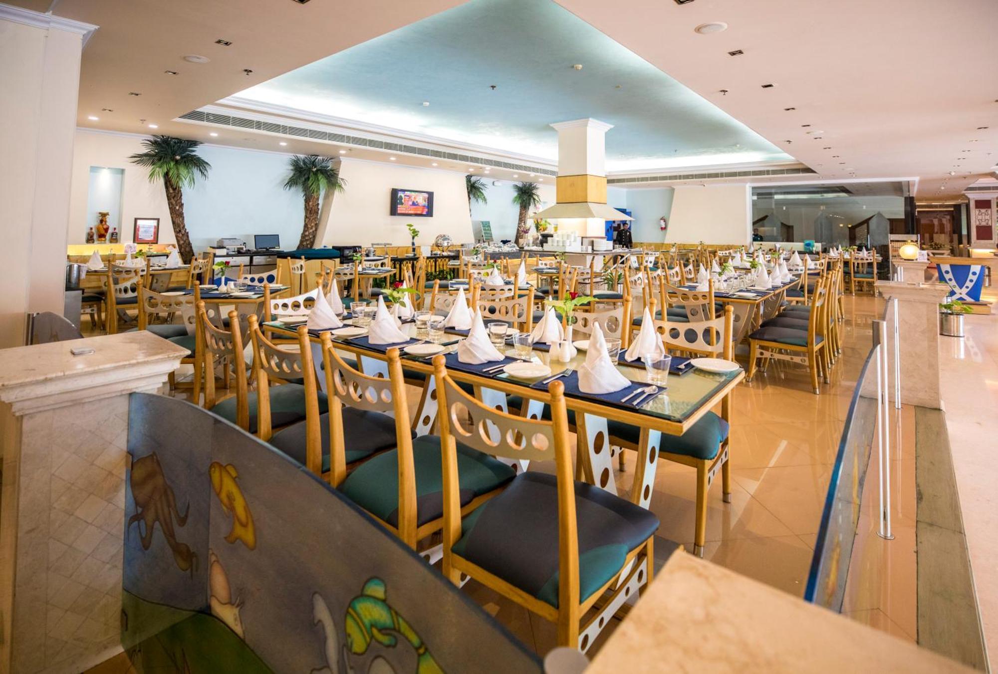 The Piccadily Hotel Lucknow Bagian luar foto