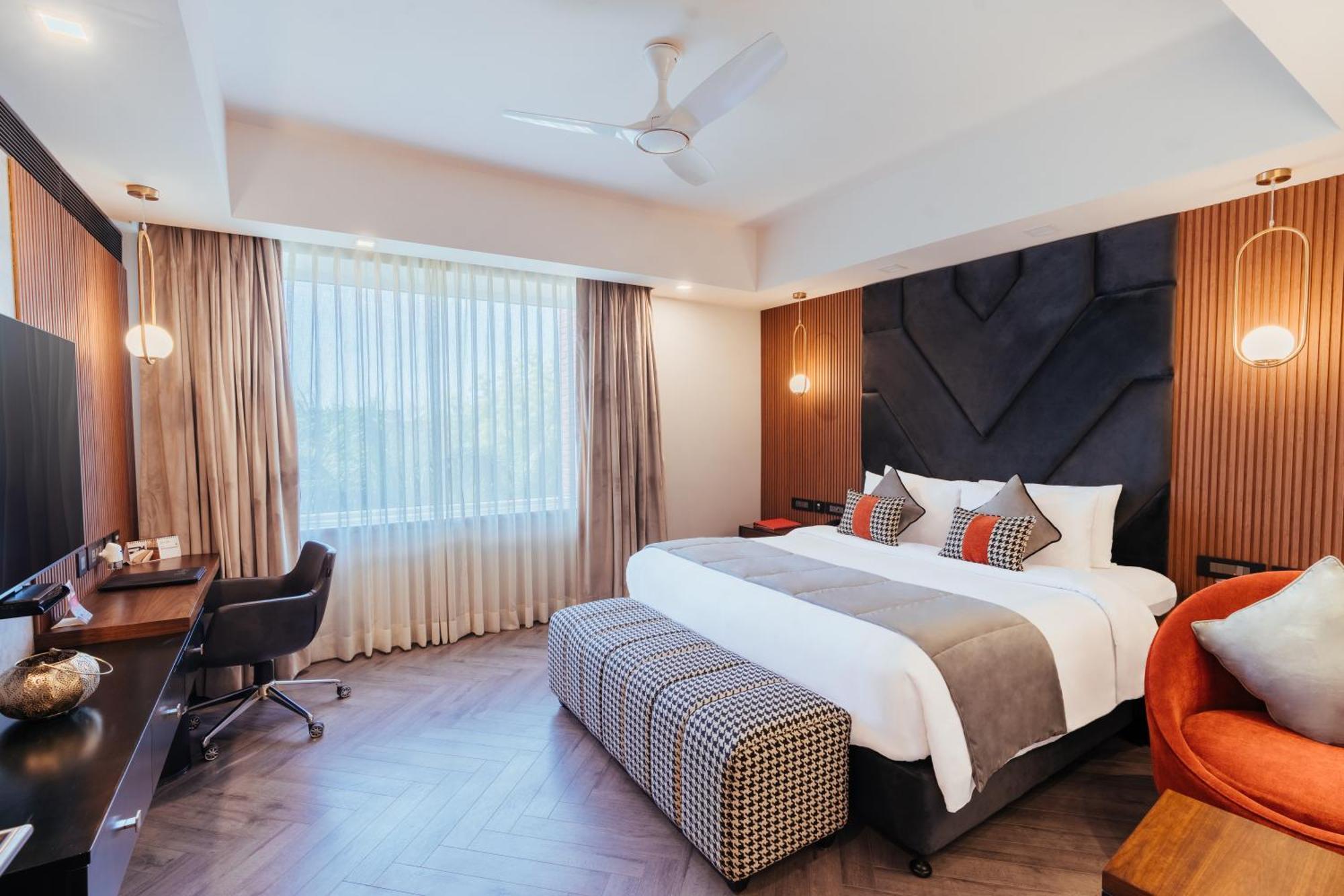 The Piccadily Hotel Lucknow Bagian luar foto