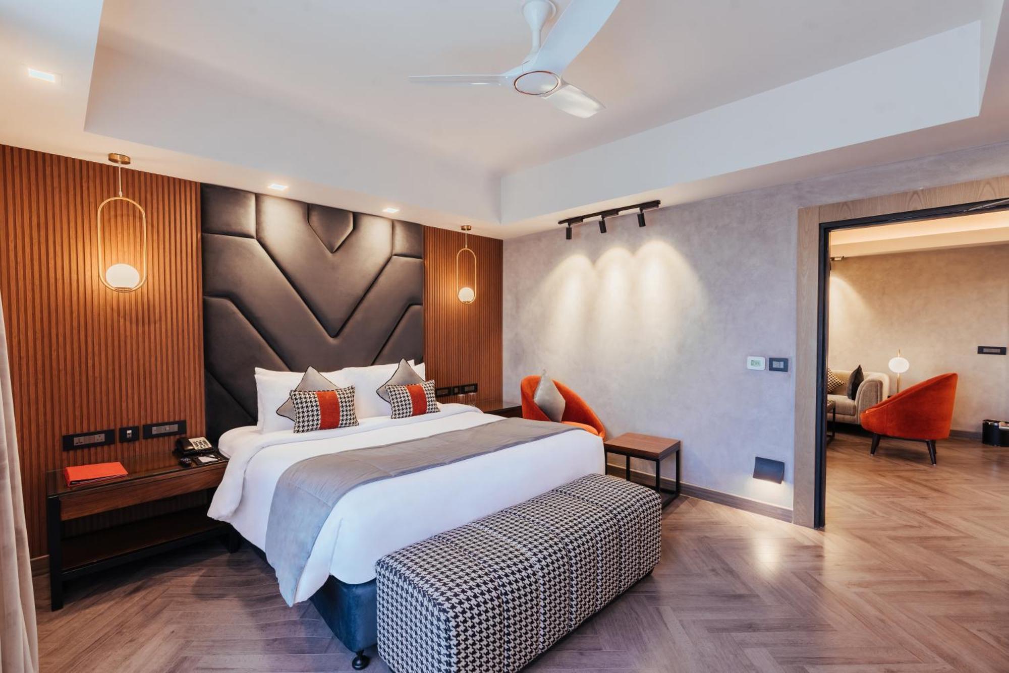 The Piccadily Hotel Lucknow Bagian luar foto