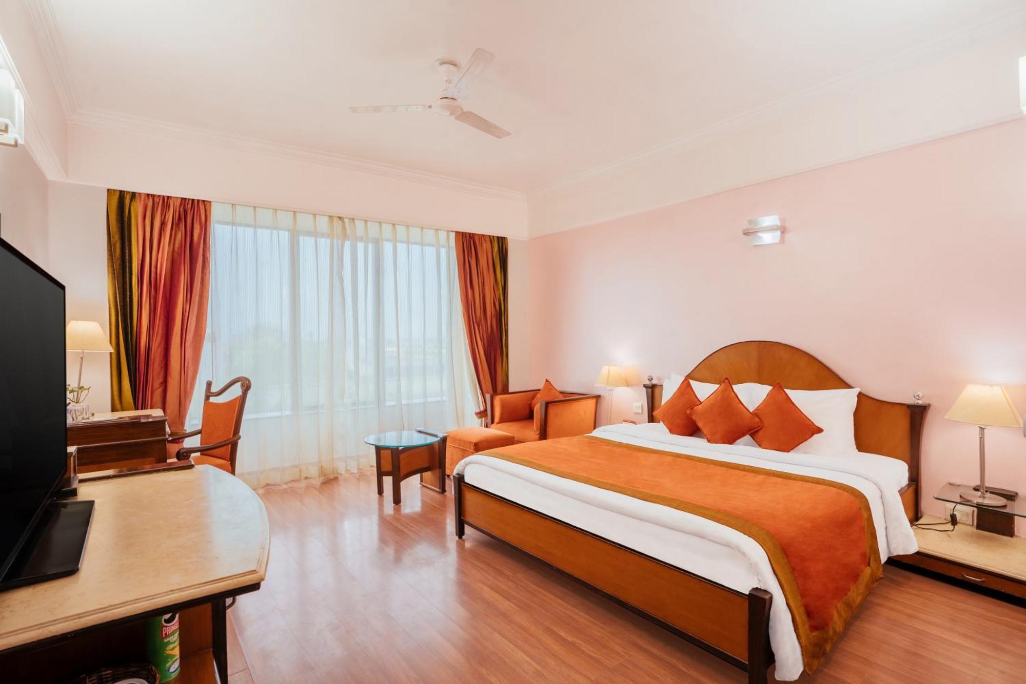 The Piccadily Hotel Lucknow Bagian luar foto