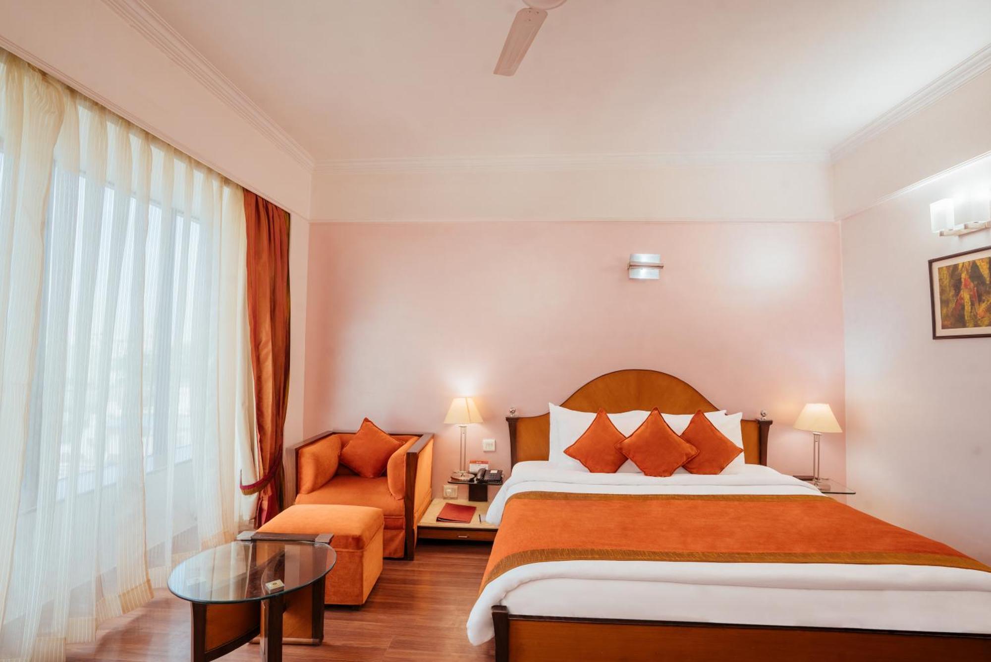 The Piccadily Hotel Lucknow Bagian luar foto