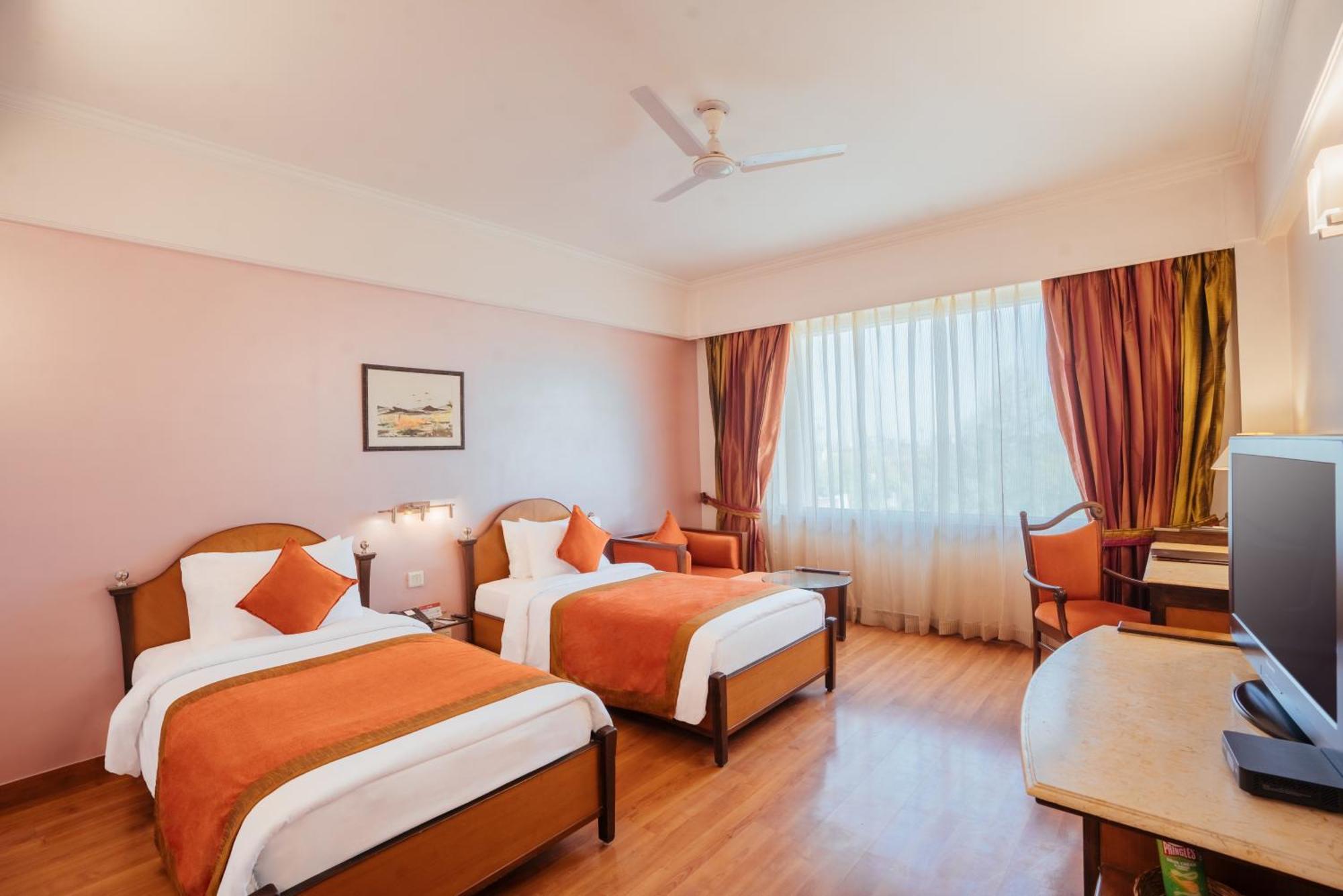 The Piccadily Hotel Lucknow Bagian luar foto