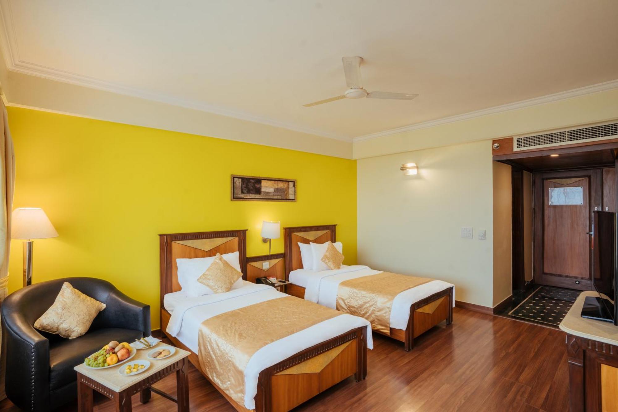 The Piccadily Hotel Lucknow Bagian luar foto