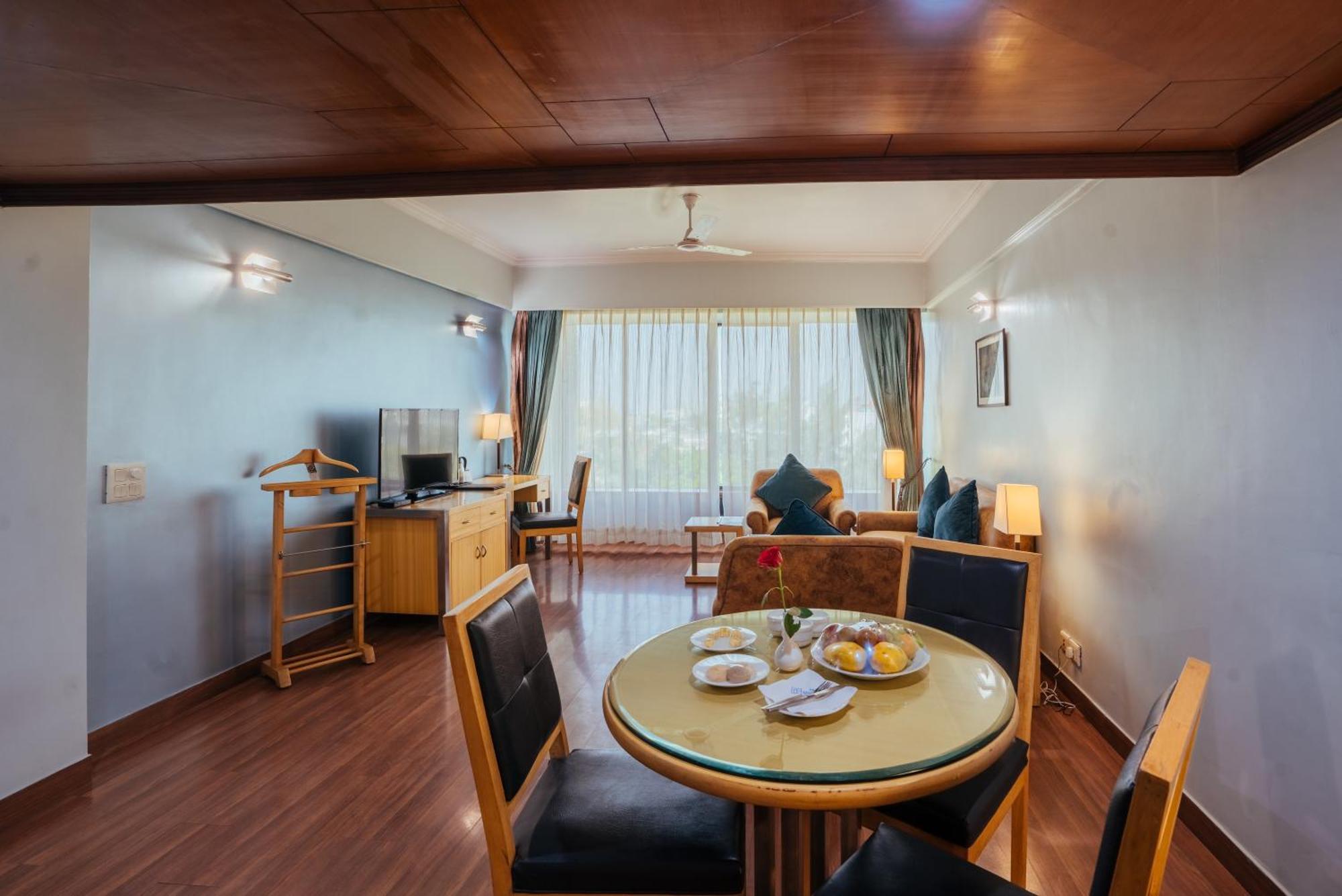 The Piccadily Hotel Lucknow Bagian luar foto