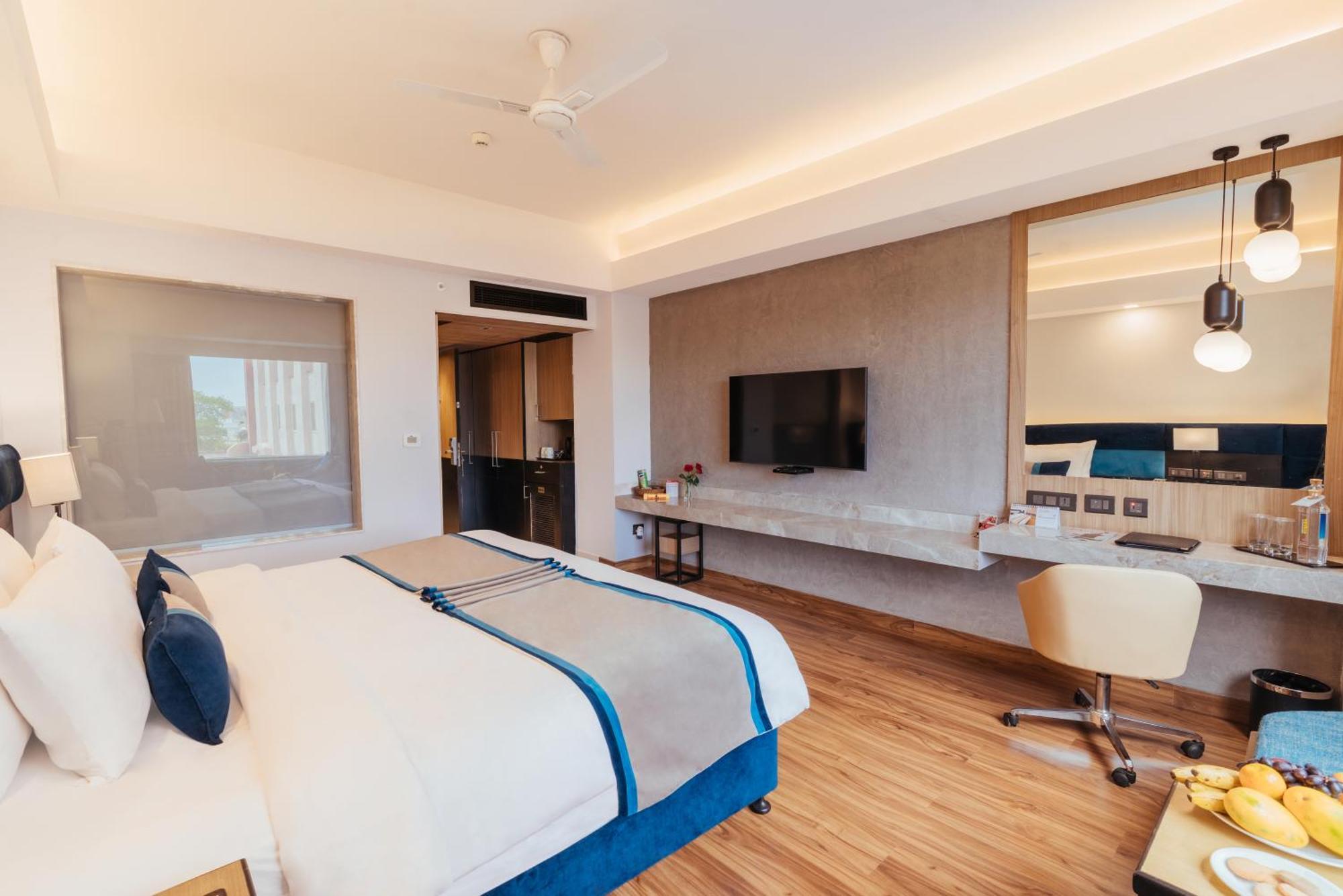 The Piccadily Hotel Lucknow Bagian luar foto