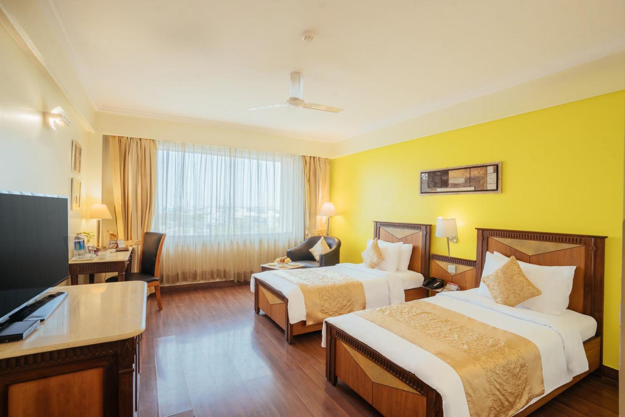 The Piccadily Hotel Lucknow Bagian luar foto