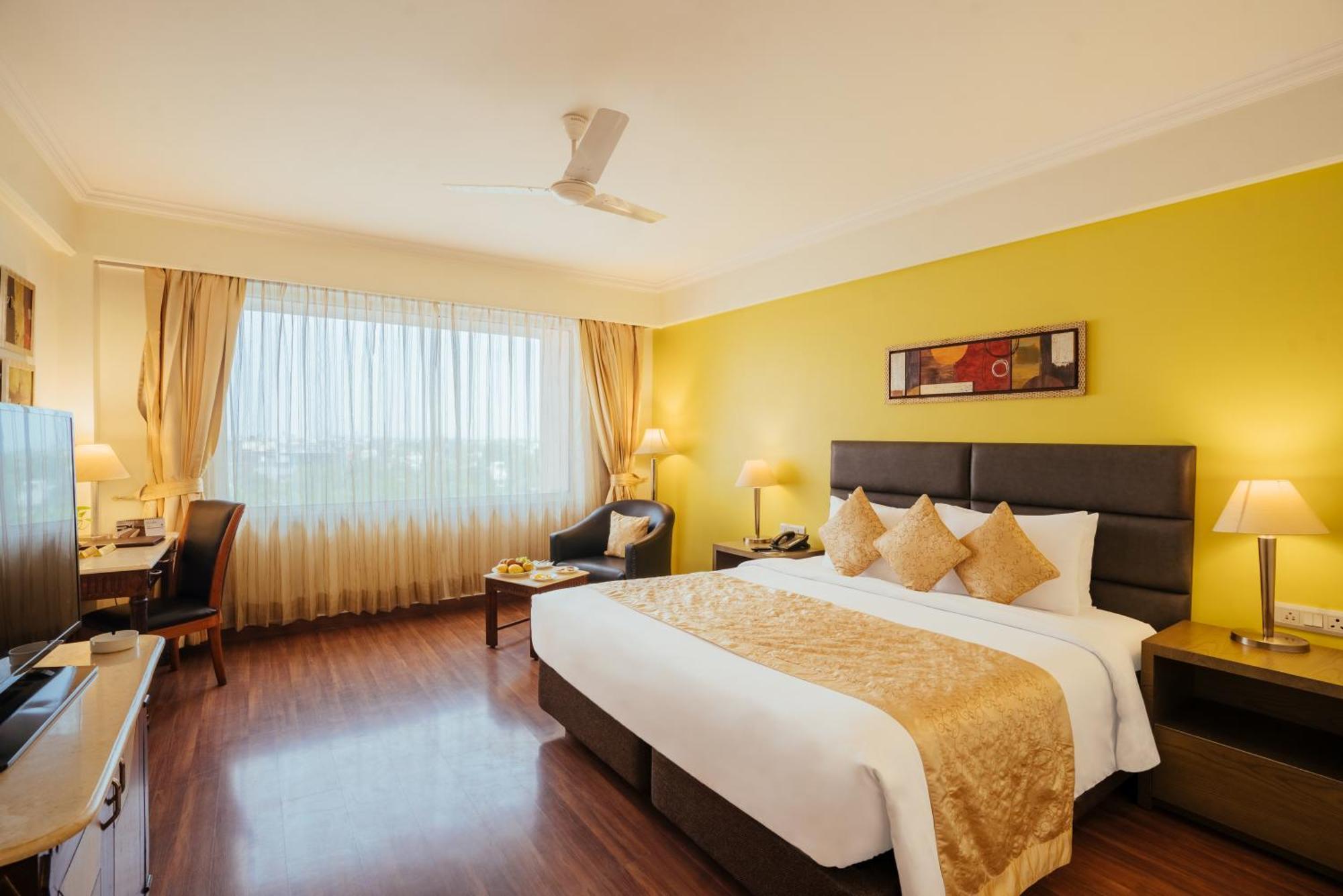 The Piccadily Hotel Lucknow Bagian luar foto