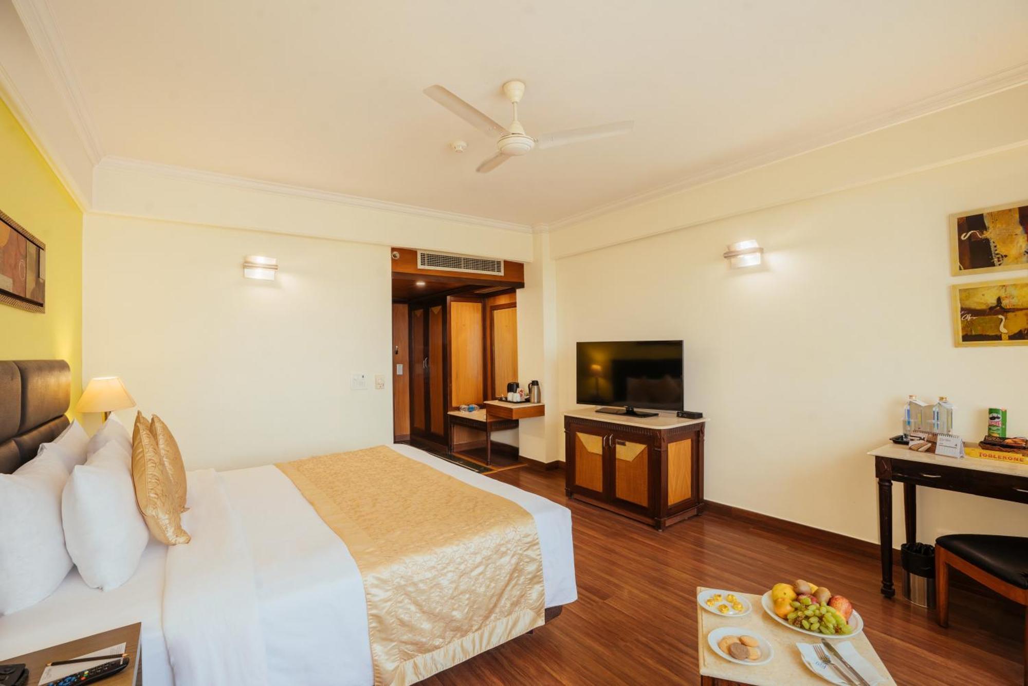 The Piccadily Hotel Lucknow Bagian luar foto