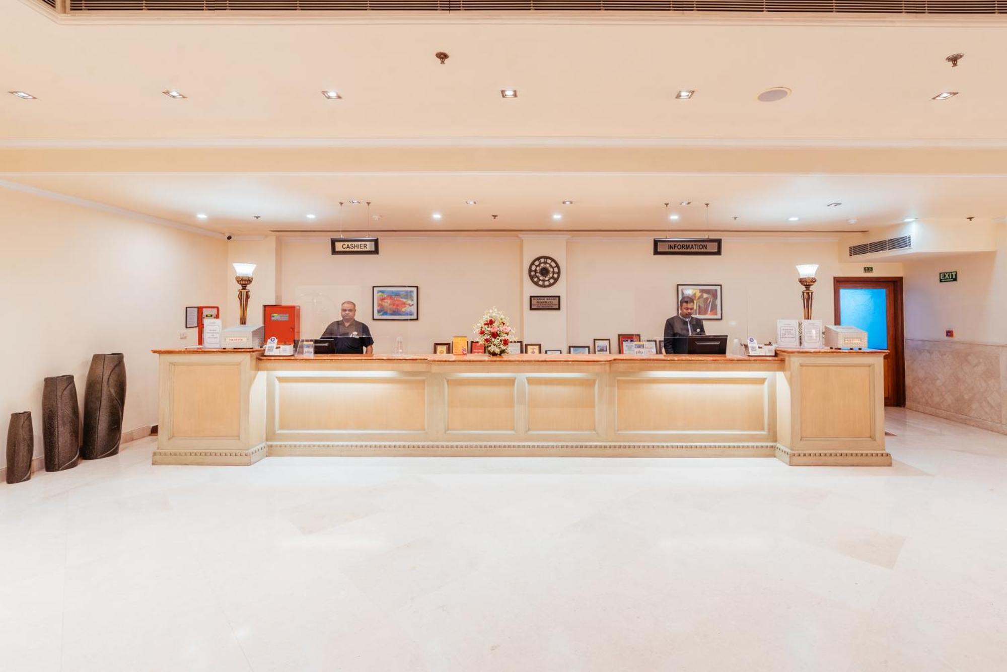 The Piccadily Hotel Lucknow Bagian luar foto